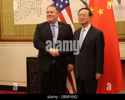 Sekretär Pompeo trifft Politbüro-Mitglied Yang Jiechi in Peking US-Außenminister Michael R. Pompeo trifft sich am 8. Oktober 2018 mit dem chinesischen Politbüro-Mitglied Yang Jiechi in Peking, China. Stockfoto