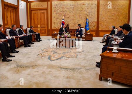 Staatssekretär Pompeo trifft Präsident Moon in Seoul Außenminister Michael R. Pompeo trifft am 7. Oktober 2018 den Präsidenten der Republik Korea, Moon Jae-in, in Seoul, Republik Korea. Stockfoto