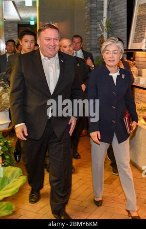 Minister Pompeo nimmt am Arbeitsessen mit Außenminister Kang Teil Außenminister Michael R. Pompeo nimmt am 7. Oktober 2018 am Arbeitsessen mit Außenminister Kang Kyung-wha in Seoul, Republik Korea, Teil. Stockfoto