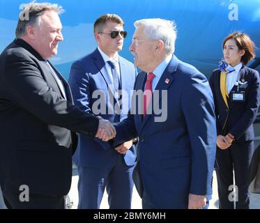 Sekretär Pompeo kommt in Peking an US-Außenminister Michael R. Pompeo wird am 8. Oktober 2018 vom US-Botschafter in der Volksrepublik China Terry Branstad in Peking, Volksrepublik China, begrüßt. Stockfoto