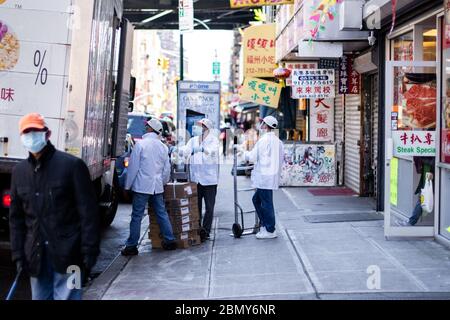 Chinesische und asiatische Menschen Verkäufer und wichtige Arbeiter in Chinatown mit Masken und Schutzausrüstung Wiedereröffnung Geschäfte und Märkte während Coronavirus COV Stockfoto