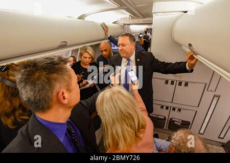 Sekretär Pompeo stellt Fragen aus der Reisepresse auf dem Weg nach Mexiko Staatssekretär Michael R. Pompeo stellt Fragen aus der Reisepresse auf dem Weg nach Mexiko-Stadt, Mexiko, am 18. Oktober 2018. Stockfoto