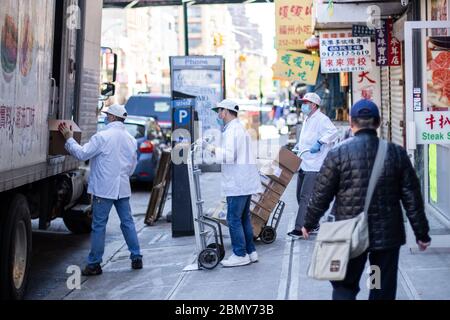 Chinesische und asiatische Menschen Verkäufer und wichtige Arbeiter in Chinatown mit Masken und Schutzausrüstung Wiedereröffnung Geschäfte und Märkte während Coronavirus COV Stockfoto