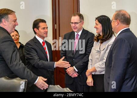 Minister Pompeo trifft mexikanische Präsidentin Pena Nieto in Mexiko Staatssekretär Michael R. Pompeo trifft sich mit dem mexikanischen Präsidenten Enrique Pena Nieto am 19. Oktober 2018 in Mexiko-Stadt. Stockfoto