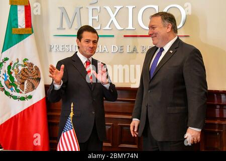 Minister Pompeo trifft mexikanische Präsidentin Pena Nieto in Mexiko Staatssekretär Michael R. Pompeo trifft sich mit dem mexikanischen Präsidenten Enrique Pena Nieto am 19. Oktober 2018 in Mexiko-Stadt. Stockfoto