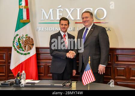 Minister Pompeo posiert für ein Foto mit Präsident Pena Nieto Außenminister Michael R. Pompeo trifft sich mit dem mexikanischen Präsidenten Enrique Pena Nieto am 19. Oktober 2018 in Mexiko-Stadt. Stockfoto