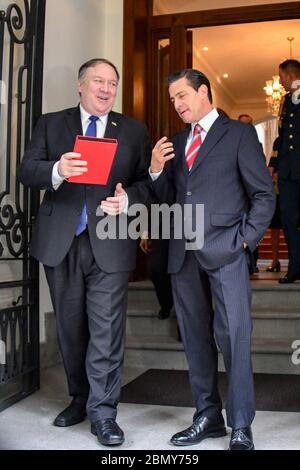 Am 19. Oktober 2018 traf sich Außenminister Michael R. Pompeo mit dem mexikanischen Präsidenten Enrique Peña Nieto in Mexiko-Stadt und verabschiedete sich nach den bilateralen Gesprächen. Stockfoto