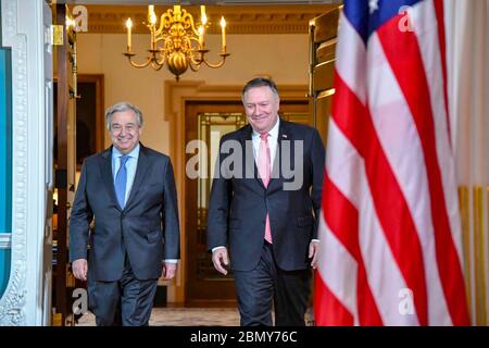 Sekretär Michael R. Pompeo trifft Generalsekretär der Vereinten Nationen António Guterres Sekretär Michael R. Pompeo trifft Generalsekretär der Vereinten Nationen António Guterres im Außenministerium, 23. Oktober 2018. Stockfoto