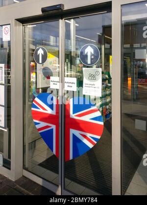 London, Großbritannien - 31. März 2020: Hinweis informieren über Einschränkungen der Anzahl der Personen im Supermarkt am Eingang zu Lidl b Stockfoto