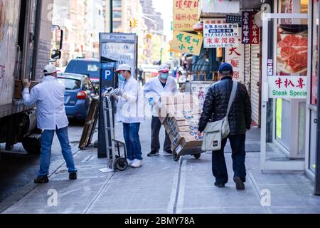 Chinesische und asiatische Menschen Verkäufer und wichtige Arbeiter in Chinatown mit Masken und Schutzausrüstung Wiedereröffnung Geschäfte und Märkte während Coronavirus COV Stockfoto