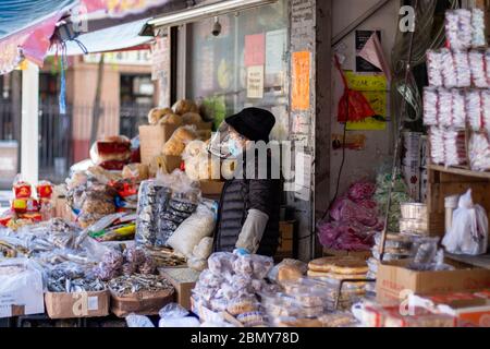 Chinesische und asiatische Menschen Verkäufer und wichtige Arbeiter in Chinatown mit Masken und Schutzausrüstung Wiedereröffnung Geschäfte und Märkte während Coronavirus COV Stockfoto