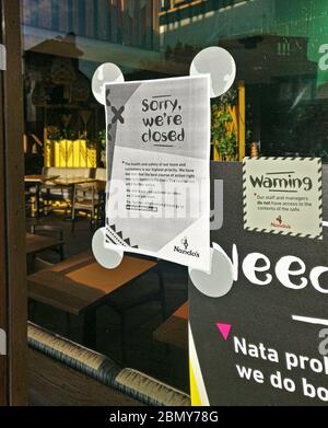 London, Großbritannien - 31. März 2020: Nando's Zweigeingang mit Schildern über Schließung wegen Coronavirus covid-19. Restaurants waren Stockfoto