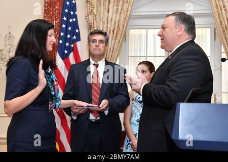 Sekretär Pompeo amtiert Feierliche Vereidigung für Stellvertretenden Sekretär Breier Staatssekretär Michael R. Pompeo amtiert die feierliche Vereidigung für den stellvertretenden Sekretär für Angelegenheiten der westlichen Hemisphäre Kimberly Breier im US-Außenministerium am 7. November 2018. Stockfoto