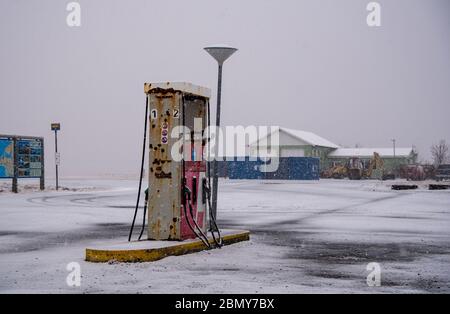 Tankstellen und Tankstellen auf einer vereisten Straße in Island während eines Schneesturms im Frühjahr Stockfoto