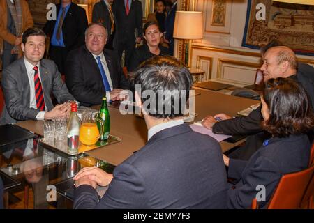 Außenminister Pompeo trifft französischen Außenminister in Paris Außenminister Michael R. Pompeo trifft französischen Außenminister Jean-Yves Le Drian in Paris, Frankreich, am 10. November 2018. Stockfoto