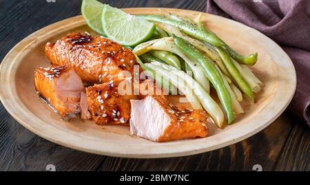 Teriyaki Lachs mit würzigen grünen und gelben Bohnen Stockfoto