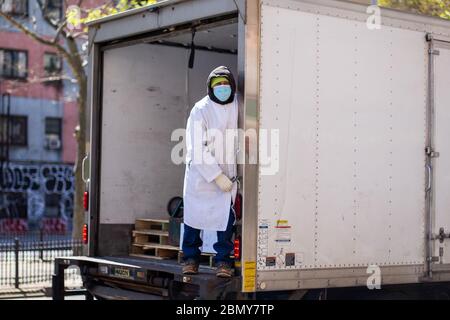 Chinesische und asiatische Menschen Verkäufer und wichtige Arbeiter in Chinatown mit Masken und Schutzausrüstung Wiedereröffnung Geschäfte und Märkte während Coronavirus Stockfoto