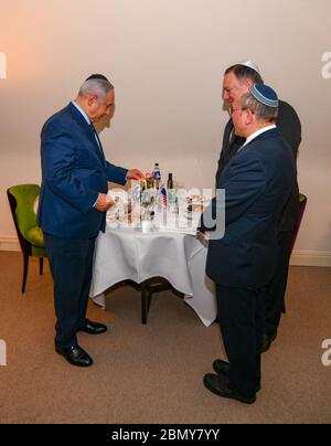 Außenminister Michael R. Pompeo und der israelische Premierminister Benjamin Netanjahu nehmen an einer Kerzenzündung in Chanukah Teil, bevor sie am Rande des NATO-Außenministertreffens am 3. Dezember 2018 in Brüssel, Belgien, ein Arbeitsessen veranstalten. Stockfoto