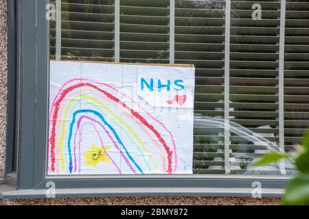 Sheffield UK – April 09 2020: Eine Regenbogenzeichnung in einem Fenster zeigt die Unterstützung für den NHS während der Covid-19 Sperre in der Richmond Park Road Stockfoto