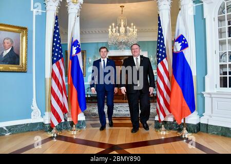 Minister Pompeo begrüßt slowenischen Außenminister Cerar US-Außenminister Michael R. Pompeo trifft sich mit slowenischem Außenminister Miro Cerar im Außenministerium, 14. Dezember 2018. Stockfoto