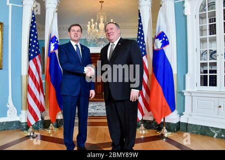 Minister Pompeo begrüßt slowenischen Außenminister Cerar US-Außenminister Michael R. Pompeo trifft sich mit slowenischem Außenminister Miro Cerar im Außenministerium, 14. Dezember 2018. Stockfoto