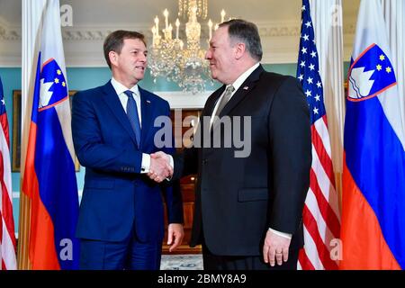 Minister Pompeo begrüßt slowenischen Außenminister Cerar US-Außenminister Michael R. Pompeo trifft sich mit slowenischem Außenminister Miro Cerar im Außenministerium, 14. Dezember 2018. Stockfoto