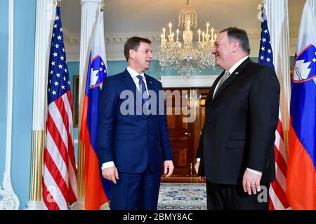 Minister Pompeo begrüßt slowenischen Außenminister Cerar US-Außenminister Michael R. Pompeo trifft sich mit slowenischem Außenminister Miro Cerar im Außenministerium, 14. Dezember 2018. Stockfoto