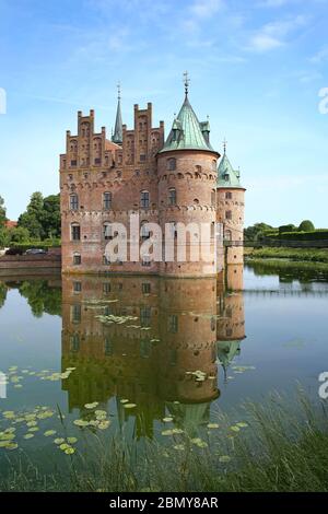 Egeskov Schloss liegt in der Nähe von Kvaerndrup, im Süden der Insel Fünen, Dänemark. Das Schloss ist Europas besterhaltenes Renaissance-wasserschloss Stockfoto