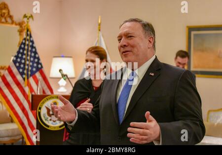 Sekretär Pompeo nimmt an Treffen mit der US-Botschaft Doha Teil Personal und Familien US-Außenminister Michael R. Pompeo und Frau Susan Pompeo treffen sich mit Mitarbeitern und Familien der US-Botschaft Doha, in Doha, Katar, 13. Januar 2019. Stockfoto