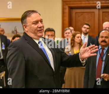 Sekretär Pompeo nimmt an Treffen mit der US-Botschaft Doha Teil Personal und Familien US-Außenminister Michael R. Pompeo und Frau Susan Pompeo treffen sich mit Mitarbeitern und Familien der US-Botschaft Doha, in Doha, Katar, 13. Januar 2019. Stockfoto