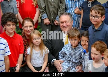 Sekretär Pompeo nimmt an Treffen mit US-Botschaft Muscat Personal und Familien Teil US-Außenminister Michael R. Pompeo und Frau Susan Pompeo treffen sich mit Mitarbeitern und Familien der US-Botschaft Muscat, in Muscat, Oman, 14. Januar 2019. Stockfoto