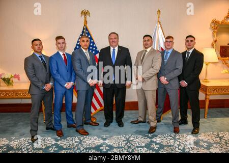 Minister Pompeo nimmt an Treffen und Grüßen mit der US-Botschaft Doha Personal und Familien US-Außenminister Michael R. Pompeo posiert für ein Foto mit Marine Security Guards von der US-Botschaft Doha, in Doha, Katar, 13. Januar 2019. Stockfoto