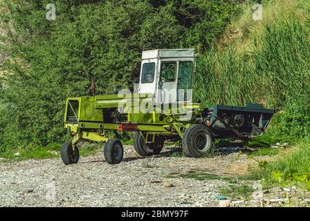 Alte lustige Design grünen Traktor auf Land Straßenrand geparkt Stockfoto