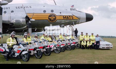 Polizeibeamte der Hampshire Constabulary Traffic Division, die die Straßen für die Middle Wallop Air Show überwachen, posieren für ein Gruppenfoto mit einem Lockheed C-121A Constellation Aircraft - Middle Wallop, Hampshire, England, UK - Juni1998. Stockfoto