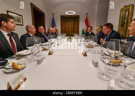 Minister Pompeo trifft Premierminister Orban der US-Außenminister Michael R. Pompeo nimmt am 11. Februar 2019 an einem bilateralen Treffen mit dem ungarischen Premierminister Viktor Orban in Budapest, Ungarn, Teil. Stockfoto