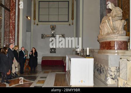 Stellvertretender Sekretär Sullivan Tours St. Peter's Basilica in Rom der stellvertretende Staatssekretär John Sullivan bereist St. Peter's Basilica in Rom, Italien am 19. Februar 2018. Stockfoto