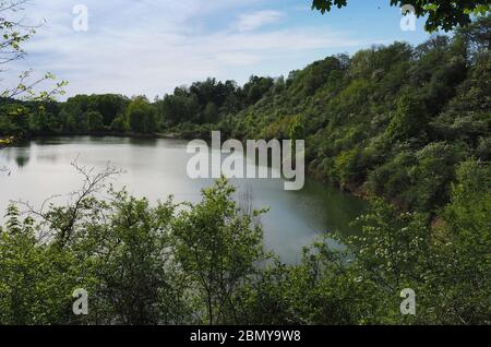 Am Mellensee, Deutschland. Mai 2020. Die Landschaft mit dem dritten Tagebau in der Nähe der ehemaligen Sperenberg-Gipsbrüche. Ein Rundwanderweg mit einer Länge von fast drei Kilometern führt am Rande des ehemaligen Gipsbergwerks zum Aussichtsturm und ist mit etwa 80 Metern der höchste Punkt der Gegend. Seit dem 12. Jahrhundert und bis 1958 wird in Sperenberg Gips abgebaut, wobei mehrere Seen zurückgelassen werden. Die Steinbrüche sind seit 1998 geschützt. Quelle: Soeren stache/dpa-Zentralbild/ZB/dpa/Alamy Live News Stockfoto