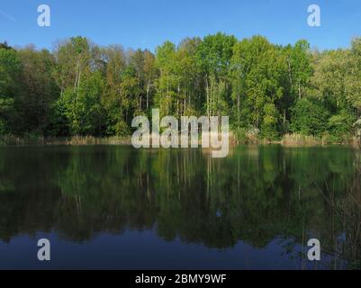 Am Mellensee, Deutschland. Mai 2020. Die Landschaft mit dem ersten Tagebau in den ehemaligen Sperenberg-Gipsbrüchen. Ein Rundwanderweg mit einer Länge von fast drei Kilometern führt am Rande des ehemaligen Gipsbergwerks zum Aussichtsturm und ist mit etwa 80 Metern der höchste Punkt der Gegend. Seit dem 12. Jahrhundert und bis 1958 wird in Sperenberg Gips abgebaut, wobei mehrere Seen zurückgelassen werden. Die Steinbrüche sind seit 1998 geschützt. Quelle: Soeren stache/dpa-Zentralbild/ZB/dpa/Alamy Live News Stockfoto