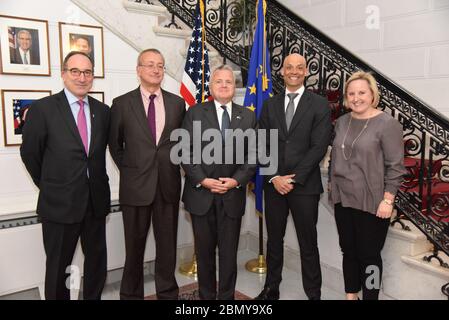 Stellvertretender Staatssekretär Sullivan nimmt an einem Treffen zwischen der EU und der NATO in Brüssel Teil Stellvertretender Außenminister John Sullivan (Mitte) trifft sich mit der US-Vertretung bei der Europäischen Union, dem Beauftragten für Angelegenheiten Adam Shub, dem stellvertretenden Generalsekretär des Europäischen Auswärtigen Dienstes (EAD) Pedro Serrano, NATO-Stellvertretender Sekretär für politische Angelegenheiten und Sicherheitspolitik James Appathurai und US-Mission zum NATO-stellvertretenden Missionsleiter Julie Fisher bei der US-Mission in der EU in Brüssel, Belgien am 23. Februar 2018. Stockfoto