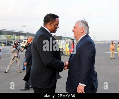 Sekretär Tillerson wird in Addis Abeba vom äthiopischen Außenminister Gebeyehu begrüßt der US-Außenminister Rex Tillerson wird am 7. März 2018 vom äthiopischen Außenminister Workneh Gebeyehu nach seiner Planung auf dem internationalen Flughafen Bole in Addis Abeba, Äthiopien, begrüßt. Stockfoto