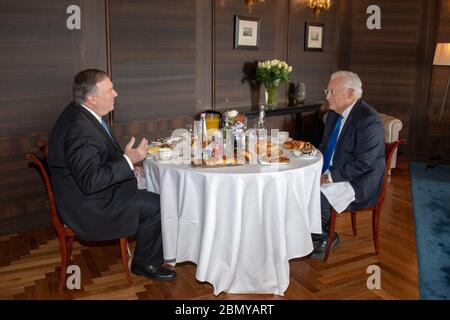 Minister Pompeo trifft Botschafter Friedman US-Außenminister Michael R. Pompeo nimmt am 21. März 2019 an einem Arbeitsfrühstück mit dem US-Botschafter in Israel David Friedman in Jerusalem, Israel, Teil. Stockfoto