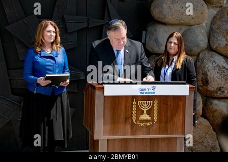 Sekretär Pompeo und Frau Pompeo besuchen Yad Vashem in Jerusalem US-Außenminister Michael R. Pompeo und Frau Susan Pompeo besuchen Yad Vashem in Jerusalem, Israel am 21. März 2019. Stockfoto