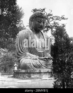 [ 1890er Jahre Japan - Kanagawa großer Buddha ] - Daibutsu (großer Buddha) in Kotoku-in, einem buddhistischen Tempel der Jodo Shu Sekte, in Kamakura, Kanagawa Präfektur. Die riesige freigelegte Bronzestatue von Amida Buddha ist eines der bekanntesten Symbole Japans. Aus einer Serie von Glasdias, die vom schottischen Fotografen George Washington Wilson (1823–1893) veröffentlicht (aber nicht fotografiert) wurden. Wilsons Firma war einer der größten Verleger von Fotodrucken in der Welt. 19. Jahrhundert Vintage Glas Rutsche. Stockfoto