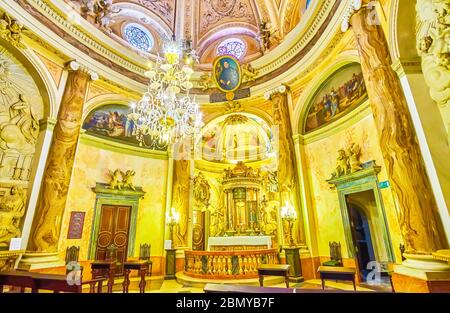 CADIZ, SPANIEN - 24. SEPTEMBER 2019: Das Altarbild mit Skulpturen in der Kapelle des Allerheiligsten Sakraments ist der am meisten verdiente Platz im Oratorio de la Santa Cu Stockfoto