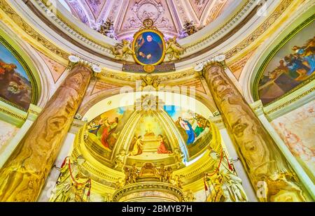 CADIZ, SPANIEN - 24. SEPTEMBER 2019: Die schönen Dekorationen der Kapelle des Allerheiligsten Sakraments in Oratorio de la Santa Cueva mit zahlreichen historischen fre Stockfoto