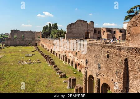 Rom, Italien - 29. August 2015: Touristen besuchen das alte Stadion auf dem Palatin in Rom, Italien. Stockfoto