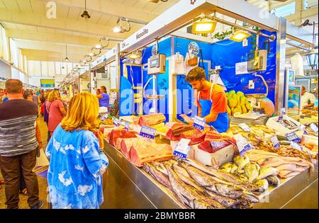 CADIZ, SPANIEN - 24. SEPTEMBER 2019: Mercado der Markt von Abastos ist der beste Ort in der Stadt, um frischen Fisch aus den umliegenden Gewässern zu kaufen Stockfoto