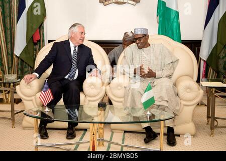 Sekretär Tillerson trifft nigerianischen Präsidenten Buhari US-Außenminister Rex Tillerson trifft sich am 12. März 2018 mit nigerianischem Präsidenten Muhammadu Buhari in der Aso Rock Presidential Villa in Abuja, Nigeria. Stockfoto