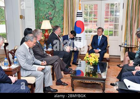 Sekretär Pompeo trifft den Präsidenten der Republik Korea Moon Jae-in Sekretär Michael R. Pompeo traf sich am 11. April 2019 mit dem Präsidenten der Republik Korea Moon Jae-in im US-Außenministerium in Washington, D.C., zusammen. Stockfoto