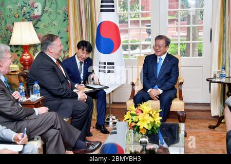 Sekretär Pompeo trifft den Präsidenten der Republik Korea Moon Jae-in Sekretär Michael R. Pompeo traf sich am 11. April 2019 mit dem Präsidenten der Republik Korea Moon Jae-in im US-Außenministerium in Washington, D.C., zusammen. Stockfoto